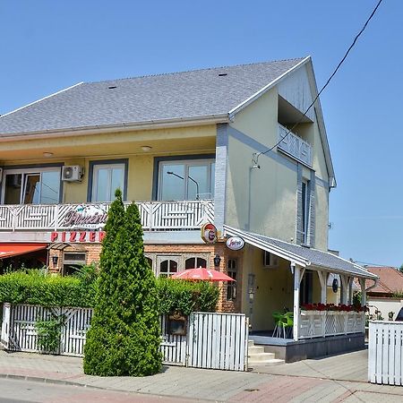 Clock Cafe Pizzeria Es Panzio Hotel Hajduszoboszlo Exterior photo
