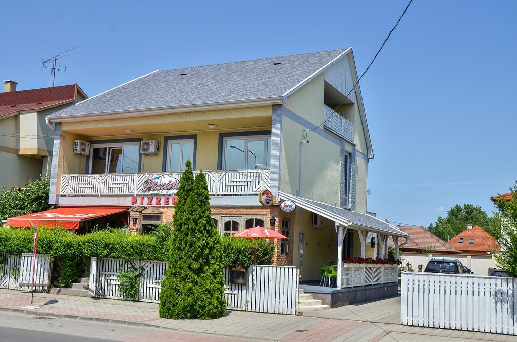 Clock Cafe Pizzeria Es Panzio Hotel Hajduszoboszlo Exterior photo