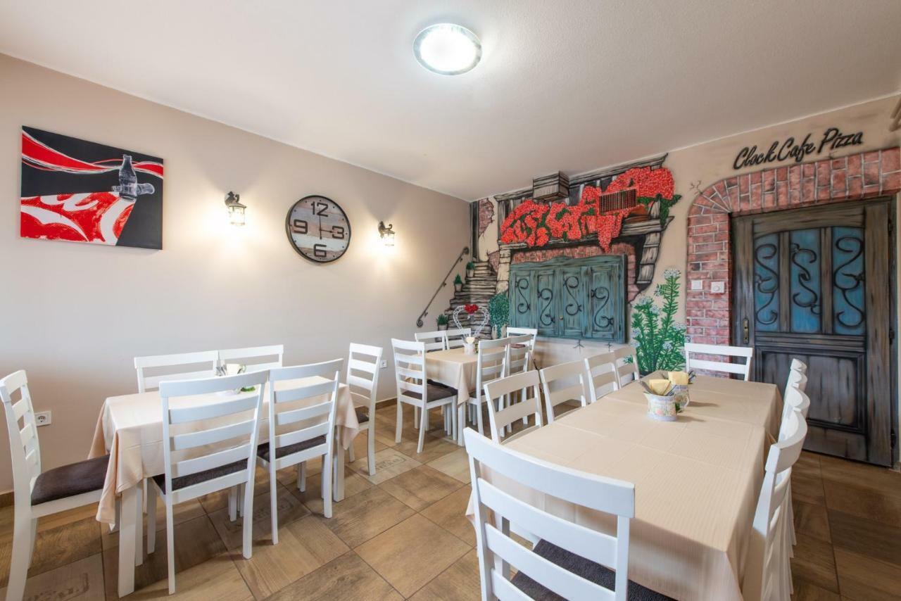 Clock Cafe Pizzeria Es Panzio Hotel Hajduszoboszlo Exterior photo